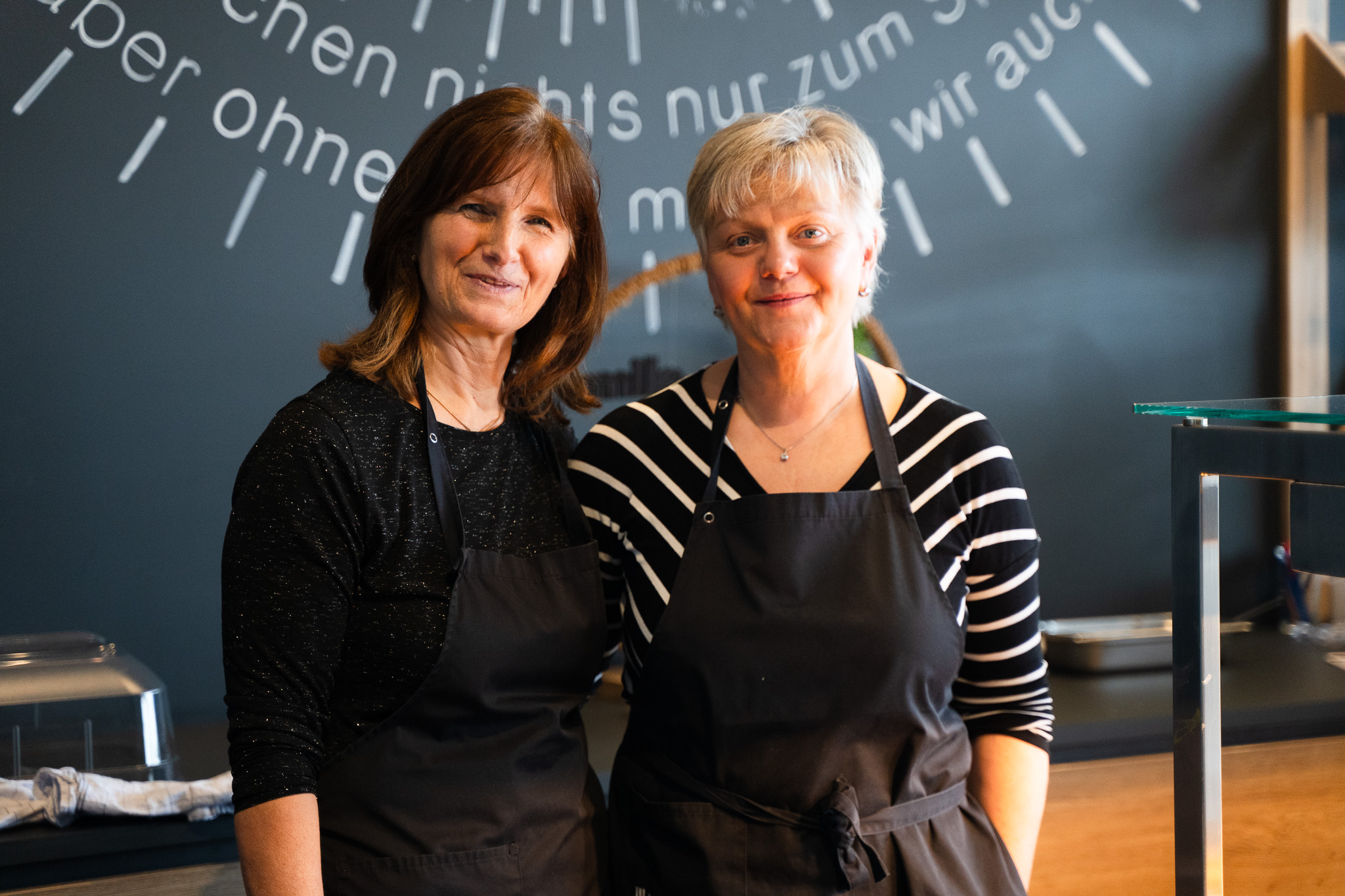 2 Mitarbeiter der hauseigenen Kantine