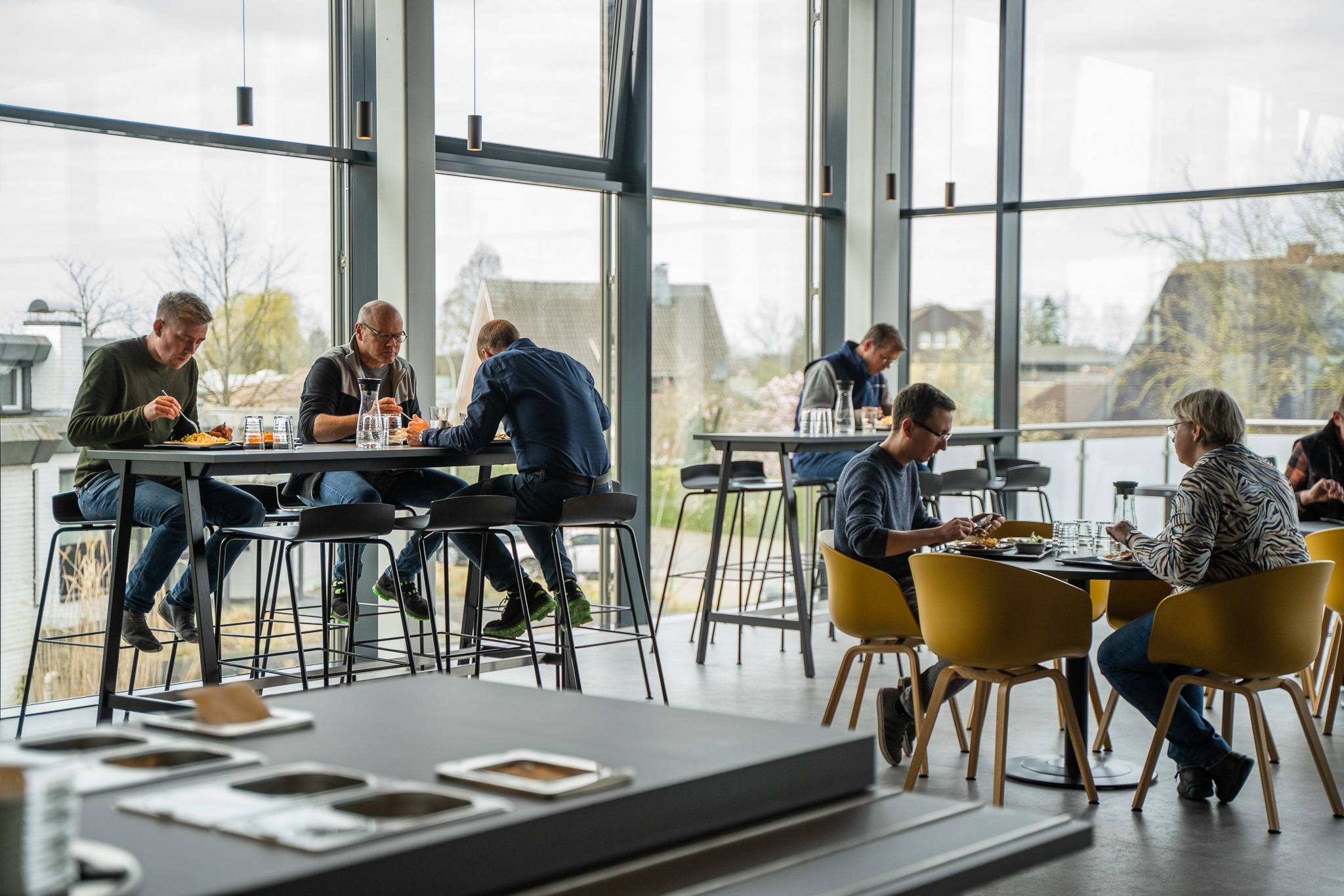 Aufnahme der Kantine - Mitarbeiter beim Essen