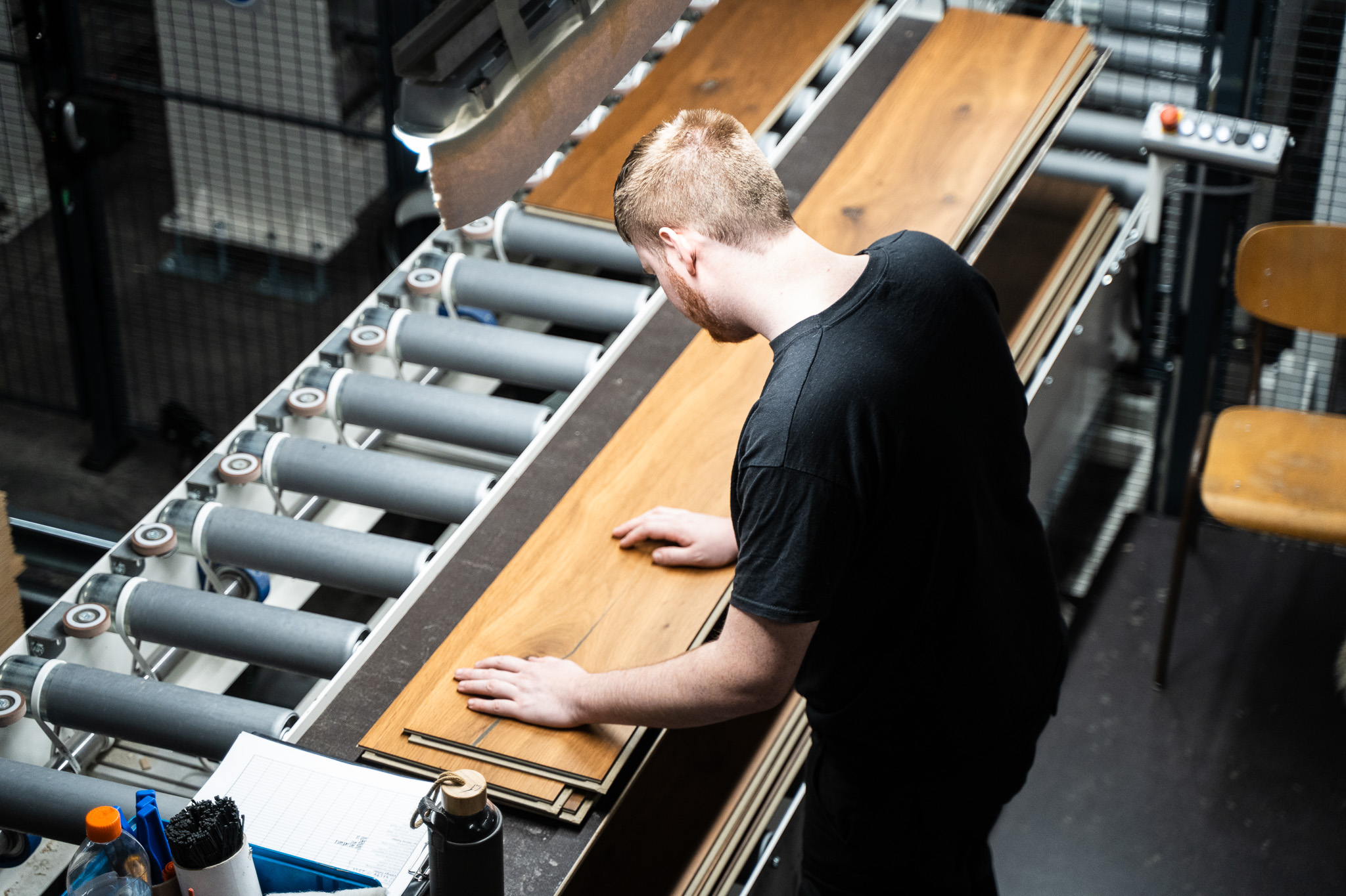 Mitarbeiter bei der Produktion von Fußböden